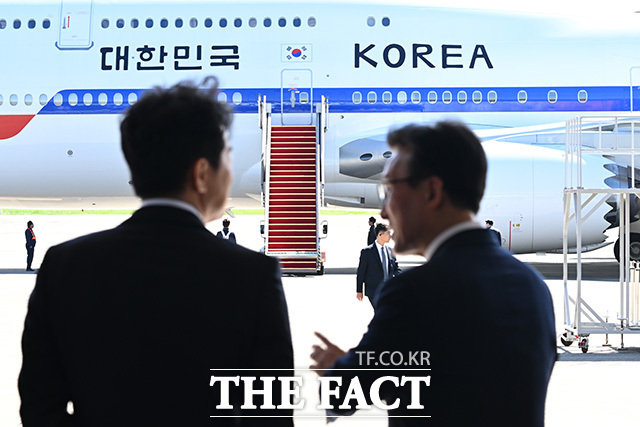 이재명 대통령이 공군 1호기로 향하며 김민석 더불어민주당 대표(왼쪽 두 번째)와 대화하고 있다. 사진 왼쪽부터 윤호중 행정안전부 장관, 김민석 대표, 한병도 민주당 원내대표, 이 대통령, 김혜경 여사, 강훈식 대통령비서실장.