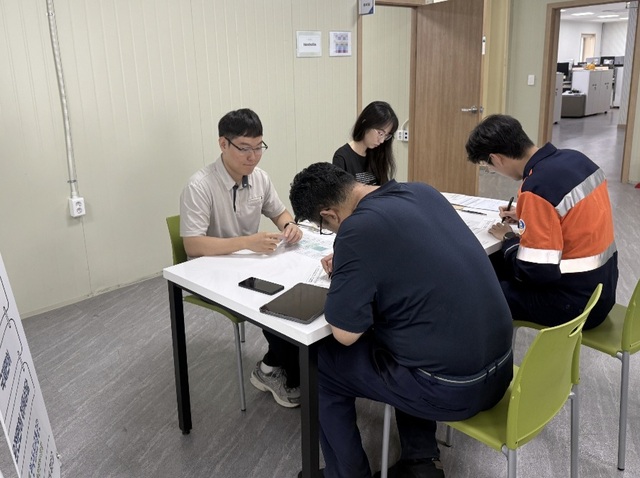 고려아연 온산제련소가 울산운전면허시험장과 함께 올해 두 번째 '찾아가는 이동민원 서비스'를 운영했다. /고려아연