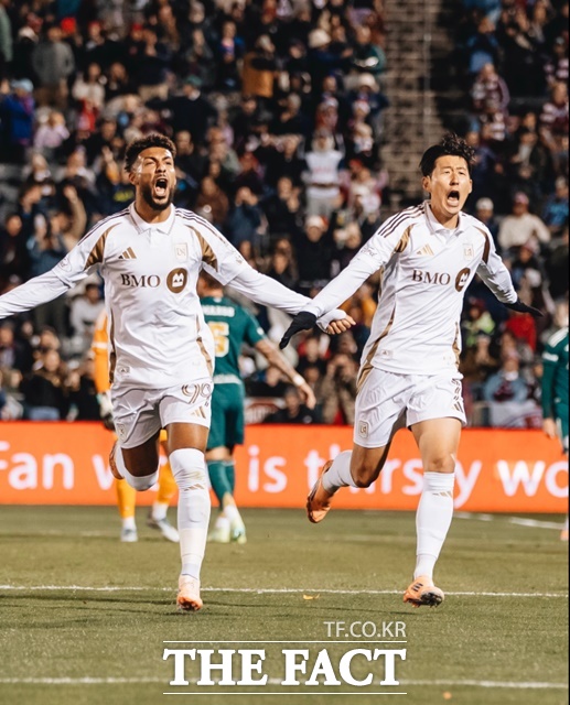LAFC의 손흥민(오른쪽)과 드니 부앙가가 6일 솔트레이크와 2026 MLS 원정경기에서 1골 1도움을 주고받는 '흥부 듀오' 득점력을 과시했다./LAFC