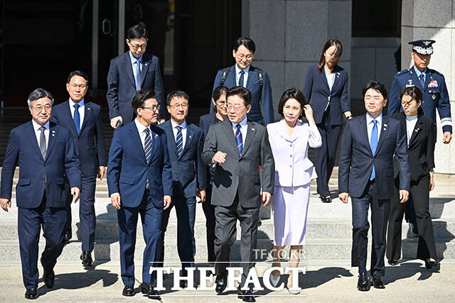 이재명 대통령이 공군 1호기로 향하며 김민석 더불어민주당 대표(왼쪽 두 번째)와 대화하고 있다. 사진 왼쪽부터 윤호중 행정안전부 장관, 김민석 대표, 한병도 민주당 원내대표, 이 대통령, 김혜경 여사, 강훈식 대통령비서실장.