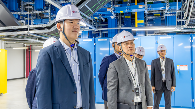 GS건설이 모듈러 기술을 접목한 사전 제작형 모듈러 데이터센터(PMDC) 표준모델 개발에 나선다. 사진은 허윤홍 GS건설 대표(사진 왼쪽)가 LG유플러스 평촌메가센터를 둘러보고 있는 모습. /GS건설