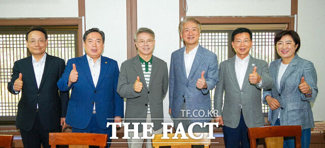 민형배 전남광주시장과 광주 지역 5개 구청장이 5일 오전 서구의 한 음식점에서 지역 현안과 협력 방안을 논의하기에 앞서 기념사진을 촬영하고 있다. 왼쪽부터 임택 동구청장, 김병내 남구청장, 민형배 시장, 김이강 서구청장, 박병규 광산구청장, 신수정 북구청장. /전남광주시