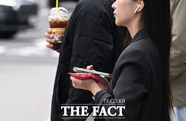 직장인 10명 중 7명이 직장 내 성범죄를 신고하거나 문제 제기할 경우 2차 피해가 발생할 가능성이 높다고 생각하는 것으로 드러났다. /박헌우 기자