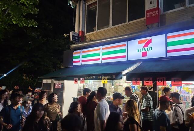 서울불꽃축제에 약 100만명의 인파가 몰리면서 인근 편의점들이 특수를 누렸다. 사진은 불꽃축제 당일 야간 한강공원 인근 지점 매장 모습. /세븐일레븐