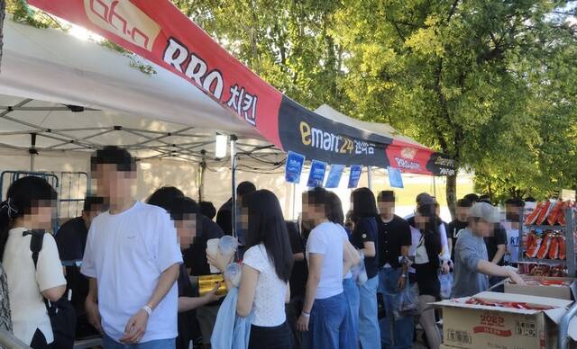 서울불꽃축제에 약 100만명의 인파가 몰리면서 인근 편의점들이 특수를 누렸다. 사진은 이마트24 불꽃놀이 축제 임시 매장 모습. /이마트24