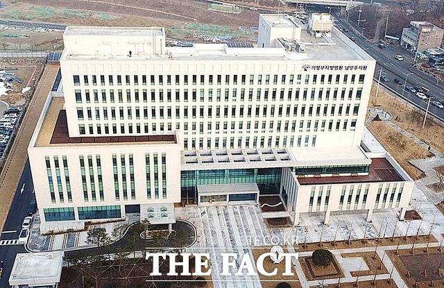 친구를 흉기로 위협해 물고문하고 폭행한 뒤 성 착취물을 촬영해 유포한 10대 여학생 2명에게 징역형의 집행유예가 확정됐다. 사진은 의정부지법 남양주지원. /더팩트DB
