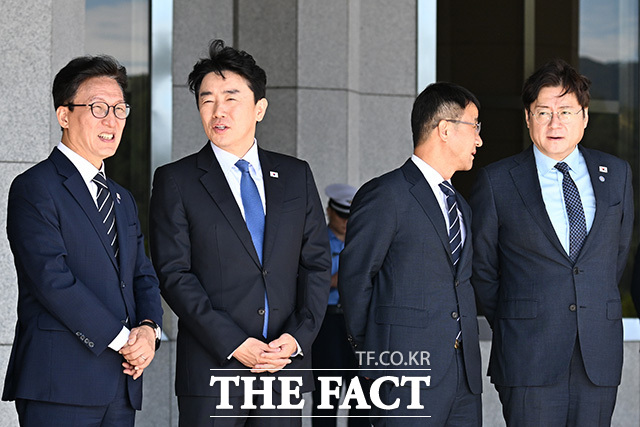 이재명 대통령이 공군 1호기로 향하며 김민석 더불어민주당 대표(왼쪽 두 번째)와 대화하고 있다. 사진 왼쪽부터 윤호중 행정안전부 장관, 김민석 대표, 한병도 민주당 원내대표, 이 대통령, 김혜경 여사, 강훈식 대통령비서실장.
