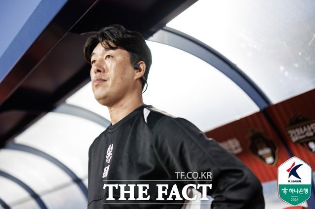 광주FC 이정규 감독이 6일 김천상무와의 K리그1 원정경기에서 경직된 표정으로 경기를 지켜보고 있다./김천=K리그