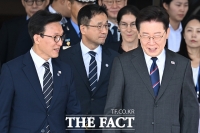  김민석 민주당 대표와 웃으며 대화하는 이재명 대통령 [포토]