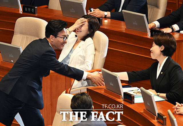 김민석 더불어민주당 대표(왼쪽)가 7일 오전 서울 여의도 국회에서 열린 본회의에 참석해 교섭단체 대표연설을 마친 뒤 김소희 국민의힘 의원과 인사를 하고 있다. /국회=배정한 기자