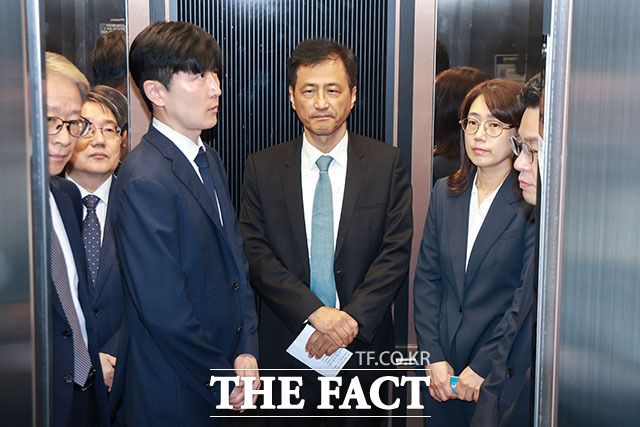 이태한 선거관리위원회 특별검사가 인사말을 하고 있다.