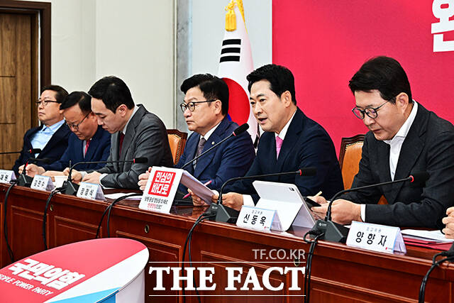 장동혁 국민의힘 대표(가운데)가 7일 오전 서울 여의도 국회에서 열린 최고위원회의에 참석해 모두발언을 하고 있다. /국회=배정한 기자