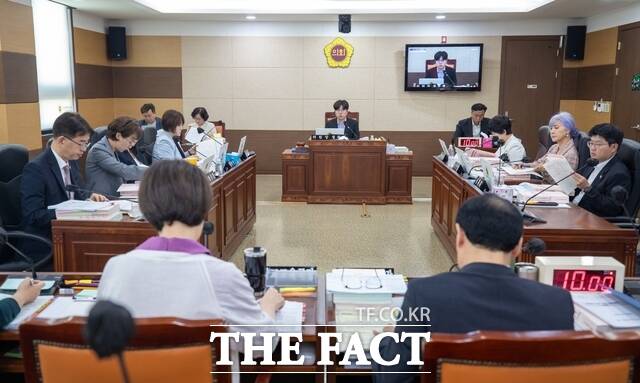인천시의회 교육위원회가 5일 열린 제313회 임시회 제2차 위원회에서 인천시교육청의 제2회 추가경정예산안에 대해 심사를 하고 있다. /인천시의회