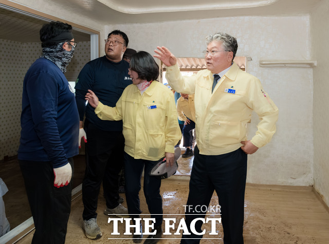 장세일 영광군수(오른쪽)가 침수를 당한 주택 피해를 살피고 있다. /영광군