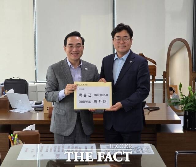 박찬대 인천시장(오른쪽)이 지난 7월 24일 박홍근 기획예산처장관을 만나 내년도 정부예산안 반영 위한 국비지원를 요청했다. /더팩트DB
