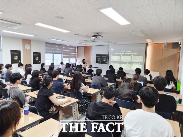 4일 롯데백화점 관계자가 부산대에서 학생들을 대상으로 채용 설명회를 하고 있다. /롯데백화점