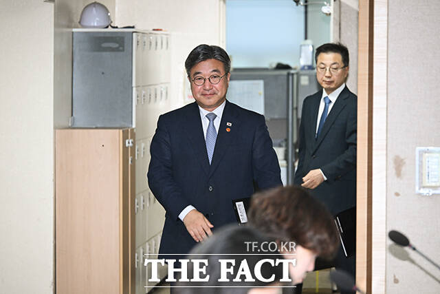 초대 중수청장 후보 제청을 발표한 윤호중 장관이 취재진 질문을 듣고 있다.