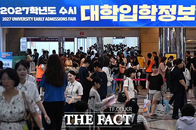 2027학년도 대학입시 수시모집 원서 접수가 시작된 가운데 수험생과 학부모들 사이에서 비싼 전형료를 토로하는 목소리가 나온다. 8일 <더팩트>가 서울 주요 대학 29곳을 조사한 결과 동국대 실기전형 스포츠문화학과가 16만2000원으로 이번 수시에서 제일 비싼 전형료를 기록했다. 이화여대 무용과는 15만원, 서울대 국악과는 13만5000원, 서울대 피아노학과·관현악과는 각각 12만원으로 뒤를 이었다. /송호영 기자