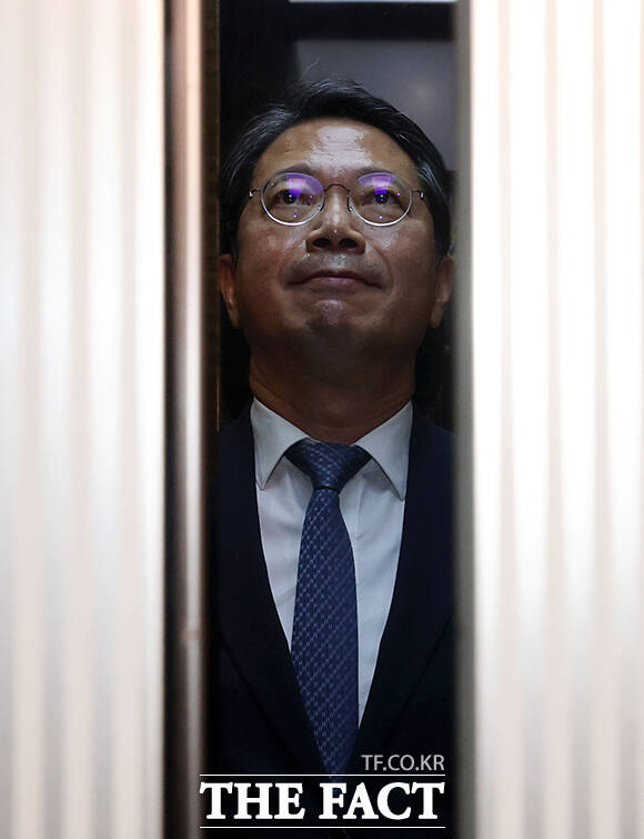 김승원 법무부 장관 후보자가 7일 오전 서울 종로구 적선현대빌딩에 마련된 인사청문회 준비 사무실로 출근하며 입장문을 발표하고 있다. /박상민 기자