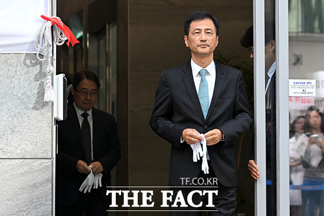 이태한 특별검사가 현판식에 참석하고 있다.