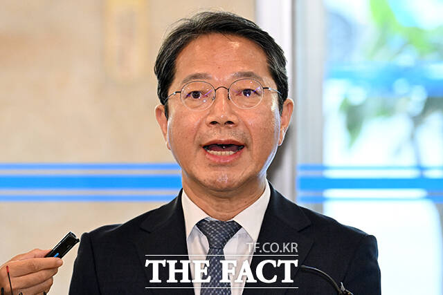 김승원 법무부 장관 후보자가 7일 오전 서울 종로구 적선현대빌딩에 마련된 인사청문회 준비 사무실로 출근하며 입장문을 발표하고 있다. /박상민 기자