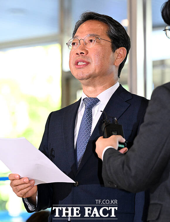 김승원 법무부 장관 후보자가 7일 오전 서울 종로구 적선현대빌딩에 마련된 인사청문회 준비 사무실로 출근하며 입장문을 발표하고 있다. /박상민 기자