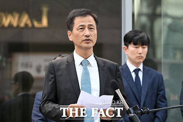 이태한 특별검사가 현판식에 참석하고 있다.