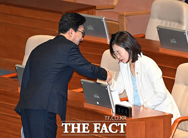 김민석 더불어민주당 대표(왼쪽)가 7일 오전 서울 여의도 국회에서 열린 본회의에 참석해 교섭단체 대표연설을 마친 뒤 김소희 국민의힘 의원과 인사를 하고 있다. /국회=배정한 기자