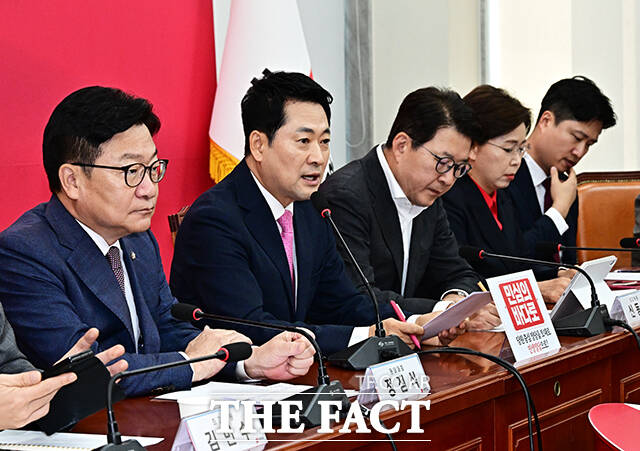 장동혁 국민의힘 대표(가운데)가 7일 오전 서울 여의도 국회에서 열린 최고위원회의에 참석해 모두발언을 하고 있다. /국회=배정한 기자