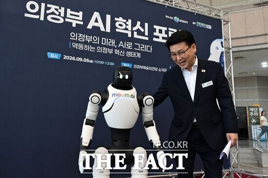 김원기 의정부시장이 지난 5일 의정부예술의전당 소극장에서 열린 '의정부 AI 혁신 포럼'에 참석, 피지컬 AI를 체험해 보고 있다. /의정부시