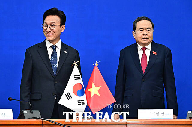 김민석 더불어민주당 대표(왼쪽)가 7일 오후 서울 여의도 국회에서 쩐 타잉 먼 베트남 국회의장을 접견하며 기념사진 촬영을 하고 있다. /국회=배정한 기자
