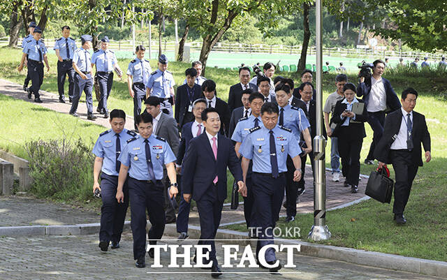 공군사관학교 찾아 AI 파일럿 매치 시뮬레이션 시연 보는 장 대표(앞줄 오른쪽 두 번째). /청주=국회사진기자단
