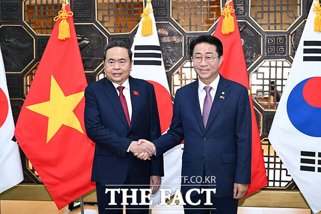 조정식 국회의장(오른쪽)과 쩐 타잉 먼 베트남 국회의장이 7일 오전 서울 여의도 국회에서 회담 전 기념촬영을 하고 있다. /국회=남용희 기자