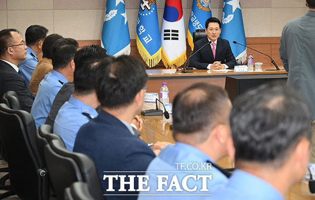 공군사관학교 찾아 AI 파일럿 매치 시뮬레이션 시연 보는 장 대표(앞줄 오른쪽 두 번째). /청주=국회사진기자단