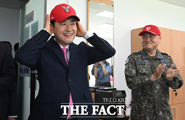 공군사관학교 찾아 AI 파일럿 매치 시뮬레이션 시연 보는 장 대표(앞줄 오른쪽 두 번째). /청주=국회사진기자단