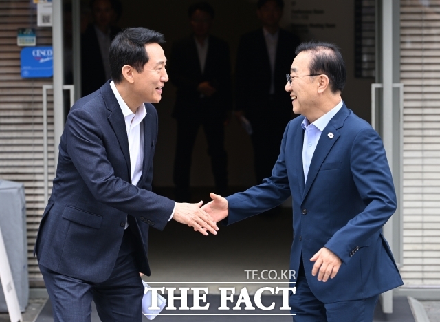 김윤덕 국토교통부 장관(오른쪽)과 오세훈 서울시장이 지난달 26일 오전 서울 중구 달개비에서 주택공급 관련 2차 회동을 마친 뒤 악수하고 있다. /이새롬 기자