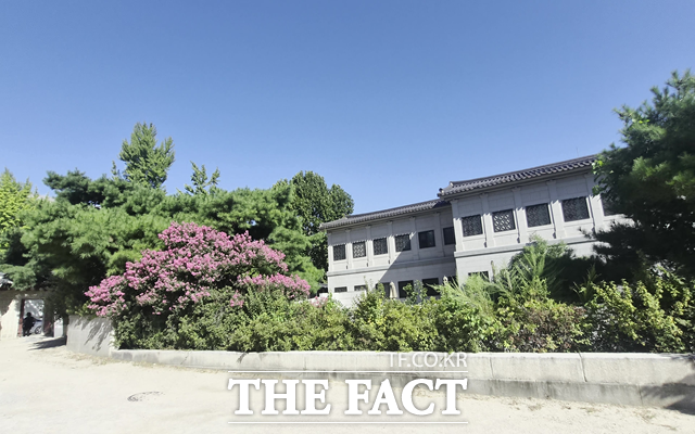 7일 아침 국립고궁박물관의 외관. 평일 오전에도 불구하고 많은 외국인 관광객과 학생 단체 관람객들의 발걸음이 이어졌다. /국립고궁박물관=오승혁 기자