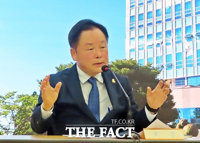 임경호 공주대 총장이 7일 대학본부 대회의실에서 기자회견을 열고 질문에 답하고 있다. /김형중 기자