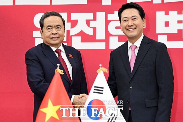 장동혁 국민의힘 대표(오른쪽)가 7일 오후 서울 여의도 국회에서 쩐 타잉 먼 베트남 국회의장을 접견하며 기념사진 촬영을 하고 있다. /국회=남용희 기자