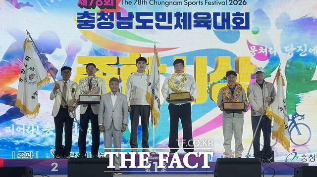 천안시 선수단이 제78회 충청남도민체육대회 종합우승 시상대에 올라 기념 촬영을 하고 있다. /천안시