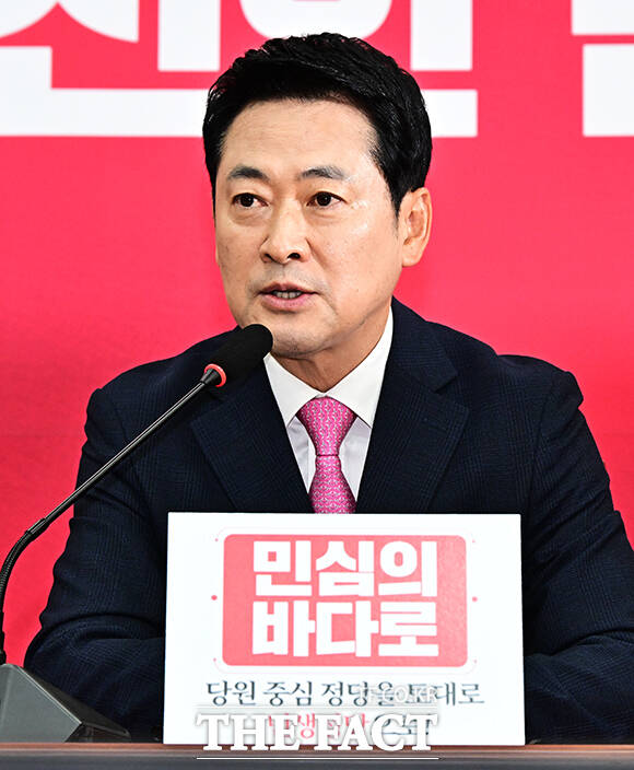내부로 향하던 시선이 정부·여당으로 옮겨가면서 장 대표를 둘러싼 계파 간 대립도 일단 잦아들었다는 평가가 나온다. 사진은 장동혁 국민의힘 대표가 7일 오전 서울 여의도 국회에서 열린 최고위원회의에 참석해 모두발언을 하고 있는 모습. /배정한 기자