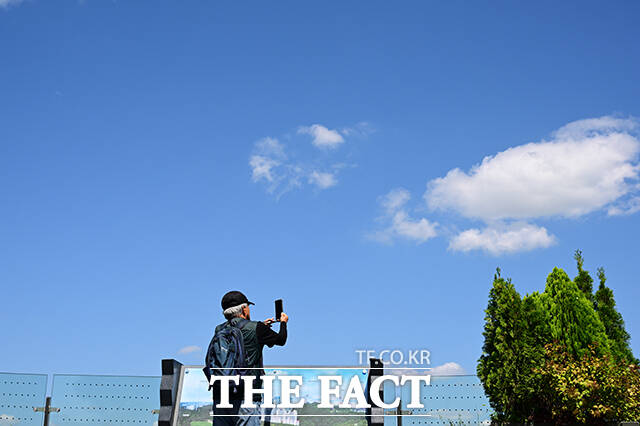 이슬이 맺히고 가을이 본격적으로 시작하는 절기 '백로(白露)'인 7일 오전 서울 마포구 하늘공원에서 바라본 서울 하늘이 청명한 모습을 보이고 있다. /박헌우 기자