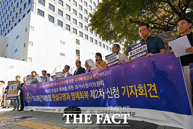 고용규 상임대표의 발언을 듣는 기자회견 참가자들.