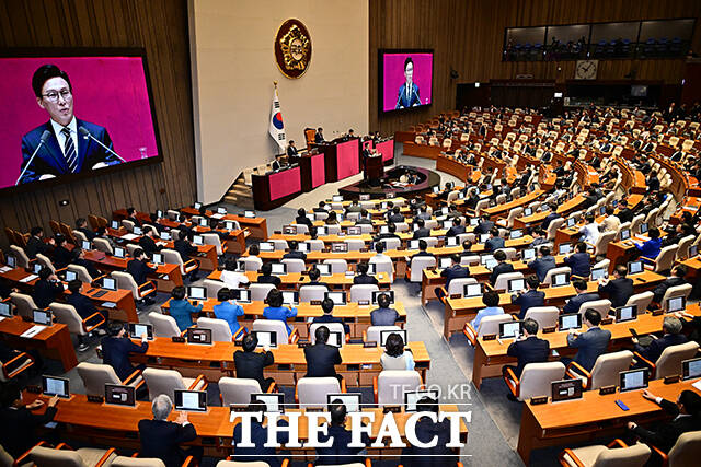 김민석 더불어민주당 대표가 7일 오전 서울 여의도 국회에서 열린 본회의에 참석해 교섭단체 대표연설을 하고 있다. /국회=배정한 기자