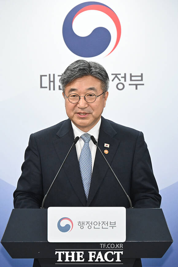 초대 중수청장 후보 제청을 발표한 윤호중 장관이 취재진 질문을 듣고 있다.
