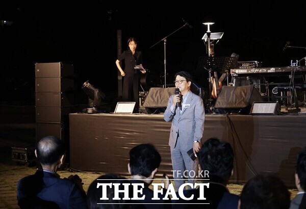 대전시 대덕구는 김호연재의 삶과 문학을 주민들이 직접 경험하기 위해 9월 5일 동춘당 역사공원 내 소대헌·호연재 고택에서 '제15회 김호연재 문화축제'를 개최했다. 김찬술 대덕구청장이 참석해 주민들에게 인사를 전하고 있다. /대덕구