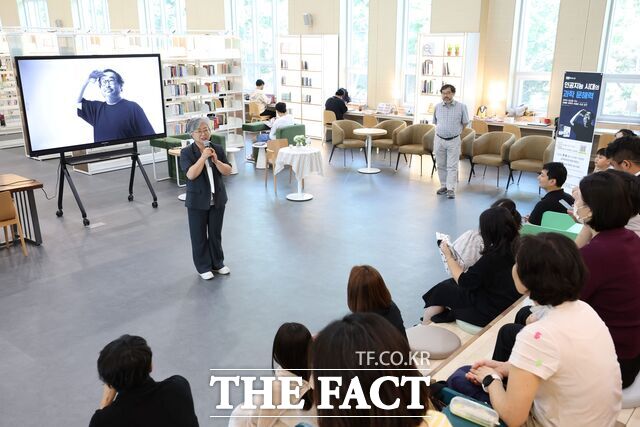 6일 세종시교육청교육문화원에서 열린 '이정모 작가와의 만남' 행사에서 강미애 세종시교육감이 인사말을 하고 있다. /세종시교육청