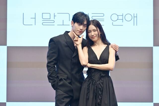 서강준(왼쪽)과 안은진이 '너 말고 다른 연애'에서 10년 차 커플로 호흡을 맞춘다. /KBS2