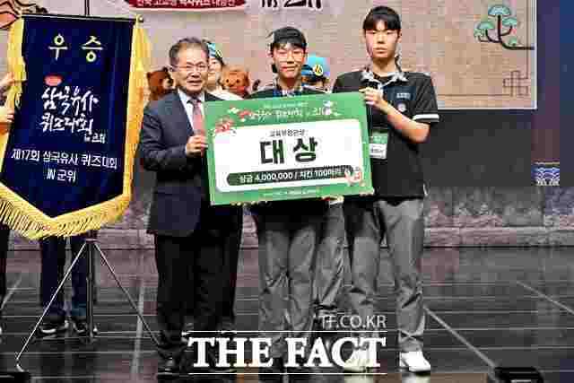 제17회 삼국유사 퀴즈대회에서 대상을 차지한 상주고등학교 우승본능팀 학생들이 김진열 군위군수와 함께 우승 상금판을 들고 기념촬영을 하고 있다. 우승본능팀은 치열한 역사 지식 대결 끝에 최고의 상인 대상을 차지하는 영예를 안았다. /군위군