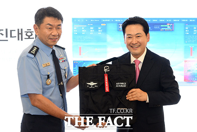 공군사관학교 찾아 AI 파일럿 매치 시뮬레이션 시연 보는 장 대표(앞줄 오른쪽 두 번째). /청주=국회사진기자단